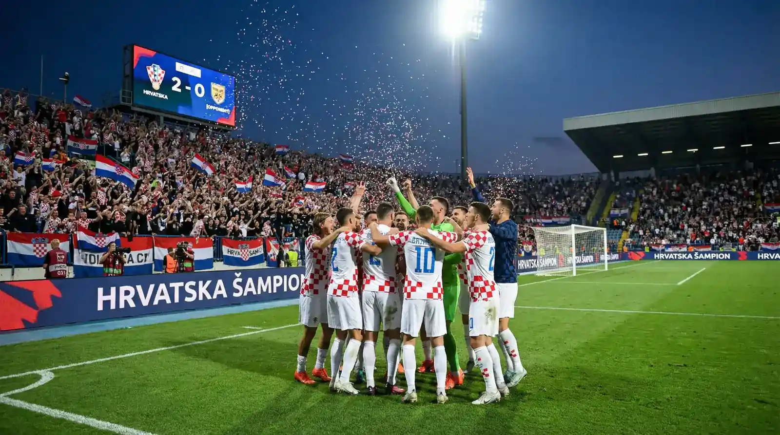 Hrvatska nogometna reprezentacija u crveno-bijelim dresovima slavi pobjedu na domaćem terenu tijekom kvalifikacija za SP 2026